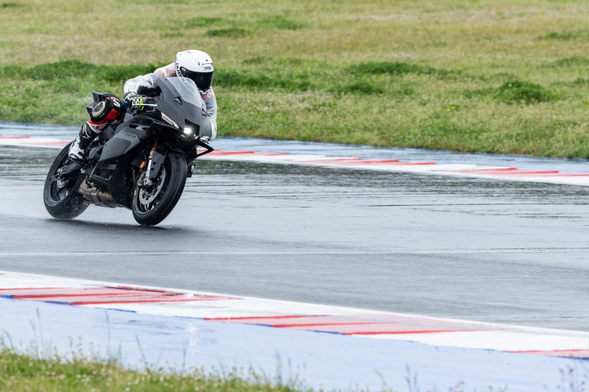 Bagnata e sottomessa: no, non è un porno anni 80 ma il primo test con la nuova Yamaha R9